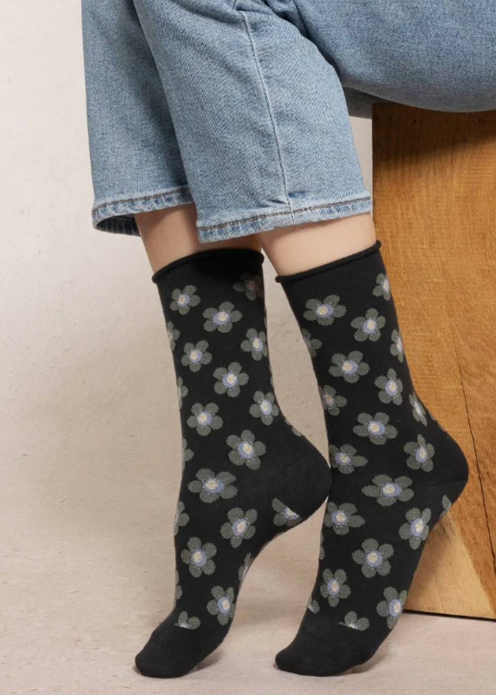 Fine Wool Socks With Flowers Pattern - Black - Bleuforet Canada - Danali