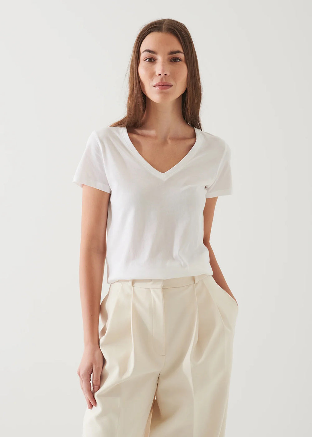 Classic Fit V Neck T-Shirt - White - Patrick Assaraf Canada - Danali - W92V09