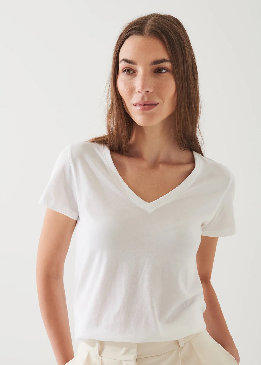 Classic Fit V Neck T-Shirt - White - Patrick Assaraf Canada - Danali - W92V09