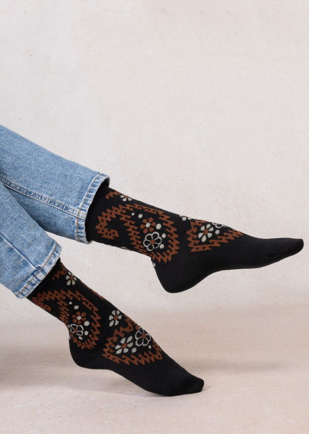 Fine Wool Socks With Paisley Flowers Pattern